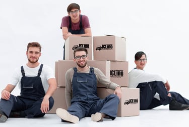 Trabajadores de mudanza sentados alrededor de cajas