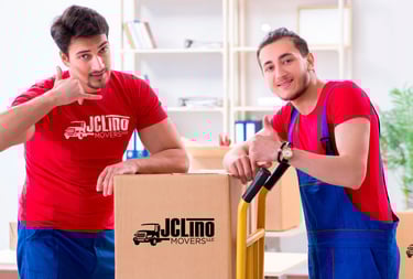 2 trabajadores de mudanza haciendo gestos con las manos