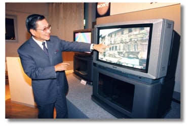 O presidente da Sony, Norio Ohga, apresenta sua TV de alta definição (HDTV) em 1º de junho de 1992 e