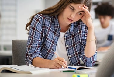Etudiante stressée en situation de révision  avant un examen
