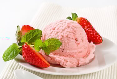 Sorvete de morango com whey servido em pote, sobremesa saudável e proteica