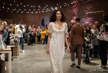 Modèle portant une robe de mariée défilant lors du festival Feel the wedding