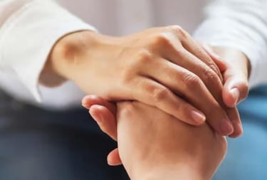 Ruce v kontaktu jako symbol bezpečného prostoru, podpory a důvěry při koučinku.