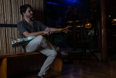 Música en vivo tipo jazz house para cena sofisticada en restaurante boutique en San José.