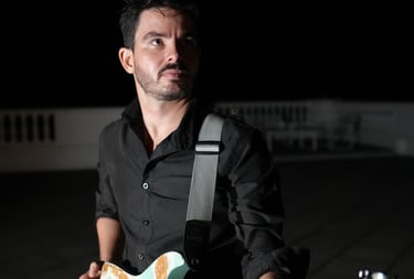 Músico en vivo con percusión electrónica y ritmos tribales en evento privado en Guanacaste.
