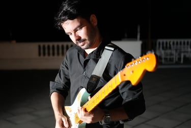 Show de música electrónica con guitarra y sintetizadores en hotel boutique de Costa Rica.