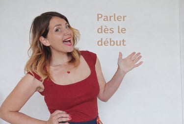 Formatrice d’italien souriante montrant le texte « Parler dès le début », méthode d’apprentissage de