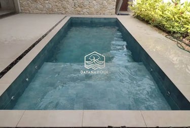 kolam renang struktur beton dengan finishing batu alam hijau