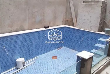 kolam renang miimalis dengan kaca temper