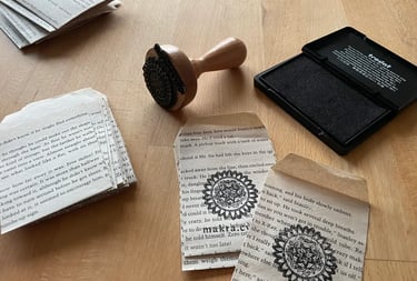 Handgestempelte Schmuckverpackungen aus alten BuchseitenHandgestempelte Schmuckverpackungen aus alten Buchseiten