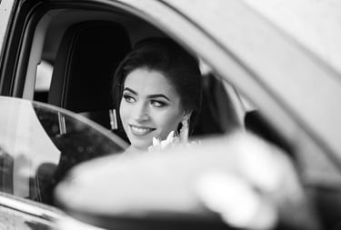 Vestuvių fotosesija. Jaunoji automobilyje su gėlių puokšte
