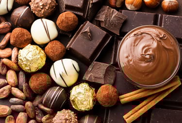 Seleção de barras de chocolate, trufas gourmet, especiarias e pasta cremosa de chocolate
