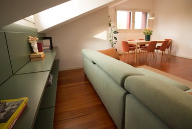 Giulia Sbrogiò | designer - living - interni- design d'interni - boiserie - verde- divano - tavolo in marmo - calligaris