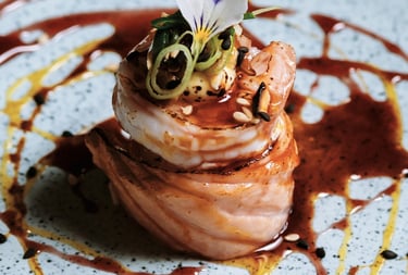 Fileira de sushis enrolados com salmão e cobertura cremosa, servidos em uma travessa longa sobre mesa de madeira.