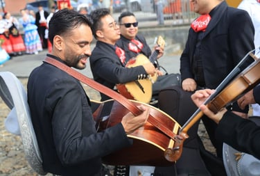 Grupo de mariachis en Madrid con traje tradicional mexicano