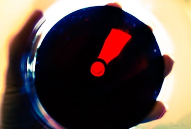 Abstraction Vinicole – Verre de vin tenu en main, éclat rouge en point d’exclamation