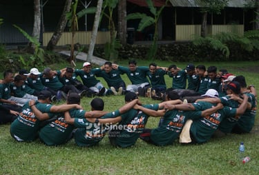 Peserta mengikuti aktivitas team building berbasis experiential learning untuk mengembangkan kolaborasi dan kepemimpinan.