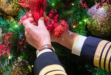 Capitão do navio ajudando na decoração de natal no navio.