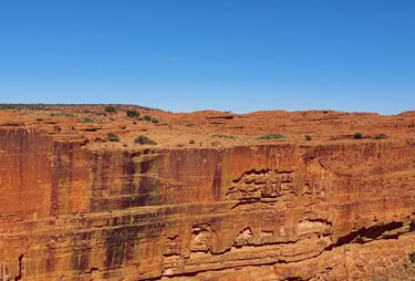 Pared vertical en la caminata por kings canyon, australia