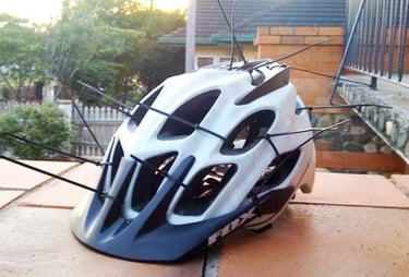 Casco de ciclista para espantar pájaros