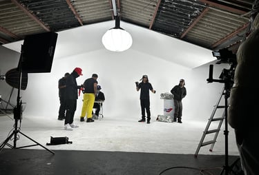 Plateau de tournage video cyclorama fond blanc avec matériel lumière pour un clip de music