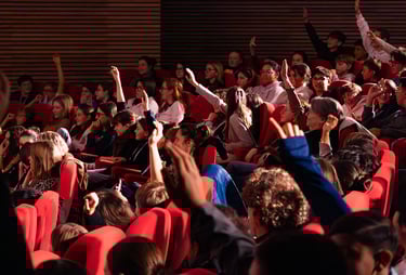 théâtre lors de l'événement de lutte contre le harcèlement scolaire harc'event public