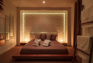 Lit de la love room bretagne dans une suite de luxe, pour une nuit insolite avec jacuzzi privatif
