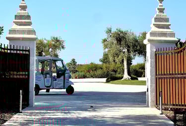 Masseria entrance with ape calessino tuktuk parked