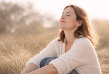 Mulher contemplativa na frase o que muda quando a segurança interna se organiza.