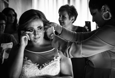 La sposa si emoziona a pochi minuti dalla cerimonia mentre un'amica le sistema gli orecchini