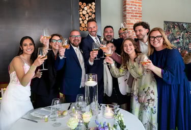 Gli sposi brindano con gli amici durante la cena del matrimonio