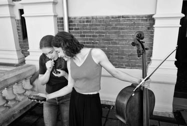 Recorder player Lucie Horsch and cellist Anastasia Kobekina backstage in Concertgebouw Amsterdam photo by Peter Tra