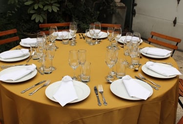 Alquiler de mesas con mantel y sillas