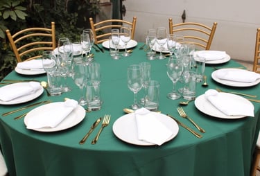 Alquiler de mesas con mantel y sillas