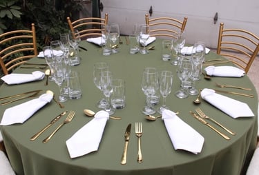 Alquiler de mesas con mantel y sillas