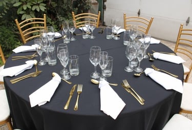 Alquiler de mesas con mantel y sillas