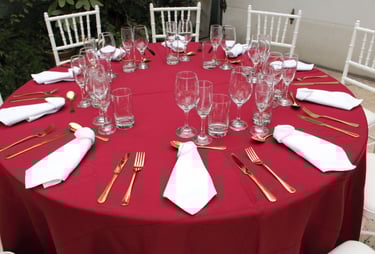 Alquiler de mesas con mantel y sillas