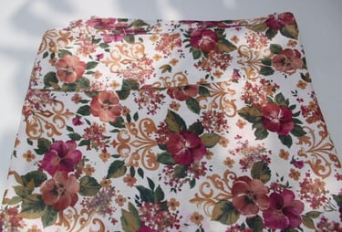 Mesa rectangular con mantel en alquiler y sillas