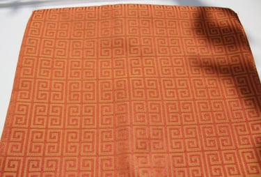 Mesa rectangular con mantel en alquiler y sillas