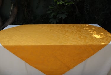 Alquiler de mesas con mantel y sillas