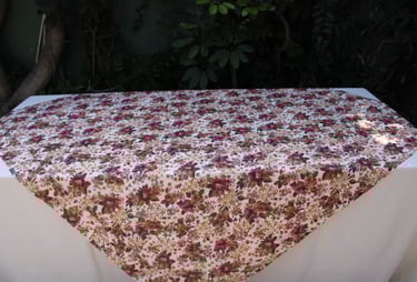Alquiler de mesas con mantel y sillas