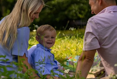 Eine Familie lacht herzlich bei einem natürlichen Familienshooting in der Region Coburg.