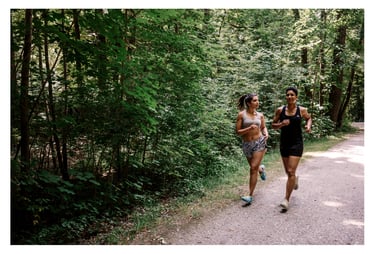 Deux femmes courant sur un chemin dans les bois