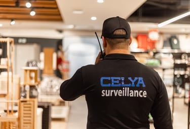 Agent de sécurité privé en poste de surveillance devant un mall à Casablanca.