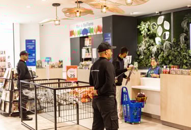 Agent de sécurité effectuant une ronde dans un mall à Casablanca.