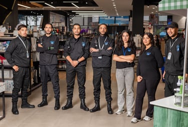 Équipe de sept agents de sécurité professionnels assurant la protection des locaux à Casablanca.