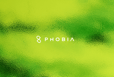 Logotipo blanco sobre textura verde