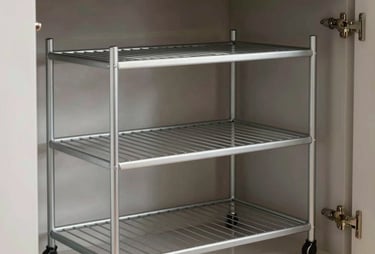 Sebuah lemari piring aluminium custom yang dipasang di dapur modern, menunjukkan rak-rak yang kokoh dan desain minimalis yang bersih.
