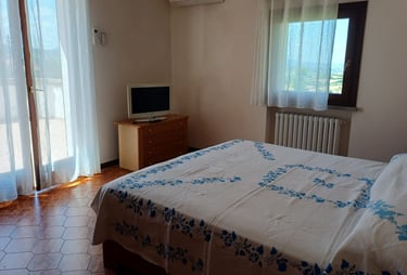 Camera matrimoniale romantica B&B La Collina e il Mare con vista panoramica.