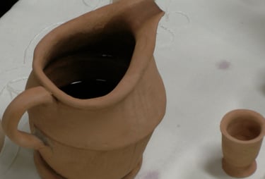 Brocca di terracotta contente il Vino per la celebrazione della Pasqua. Il Sangue di Gesù